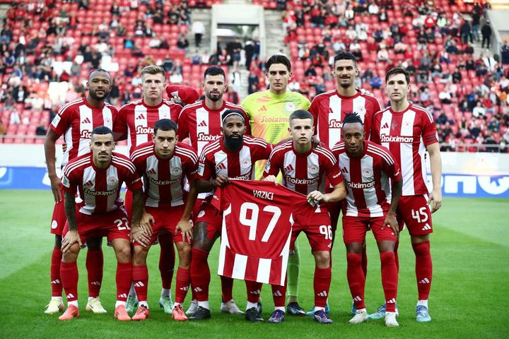 Ολυμπιακός – Πανσερραϊκός: Οι ερυθρόλευκοι έβγαλαν ομαδική φωτογραφία με φανέλα του Γιαζίτζι