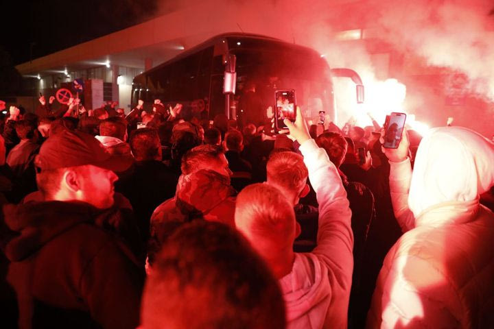 Ολυμπιακός: Χαμός στο ΣΕΦ, οι οπαδοί των ερυθρόλευκων υποδέχθηκαν τους θριαμβευτές του ΟΑΚΑ