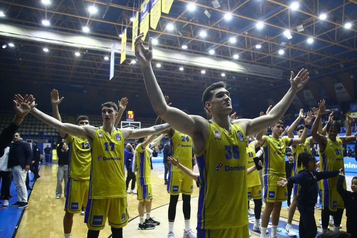 Μια αγωνιστική χωρίς θεατές το Περιστέρι, η ΔΕΑΒ το τιμώρησε για “άναμμα και καύση πυρσού” στο ματς με την ΑΕΚ
