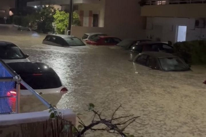 Κακοκαιρία Bora: Βιβλική καταστροφή στη Ρόδο, πλημμυρισμένο το νησί, κατέρρευσε το οδικό δίκτυο, 24ωρη απαγόρευση μετακινήσεων