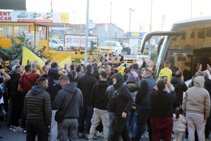 ΑΕΚ: Πλήθος φίλων της Ένωσης αποθέωσε την αποστολή στο Ηράκλειο