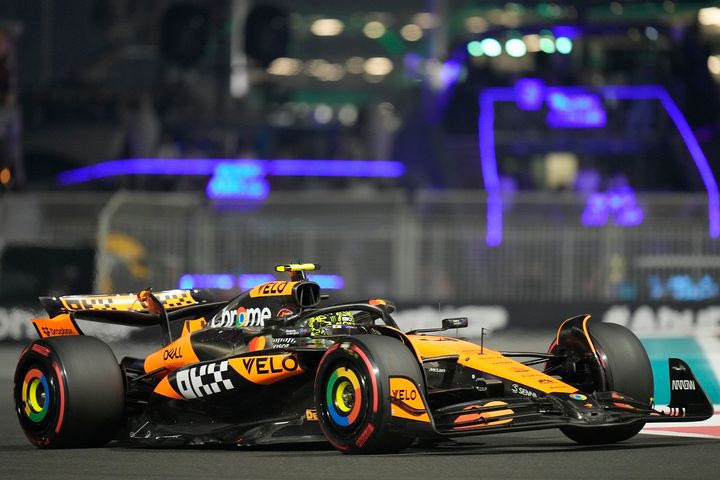 Πανηγυρικό 1-2 της McLaren με τον Νόρις στην πολ ποζίσιον του Άμπου Ντάμπι, στο τέλος της εκκίνησης ο Λεκλέρ