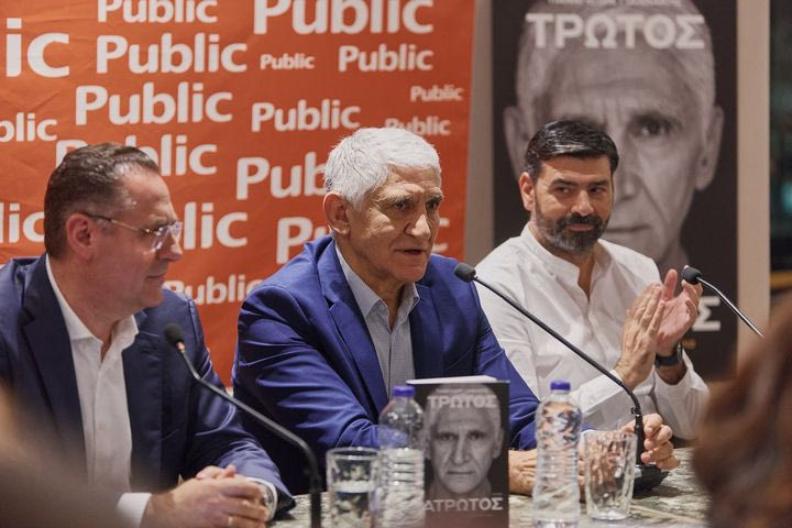 Πλήθος κόσμου στα Public του Συντάγματος για το “Τρωτός Άτρωτος” του Παναγιώτη Γιαννάκη και του Παντελή Βλαχόπουλου