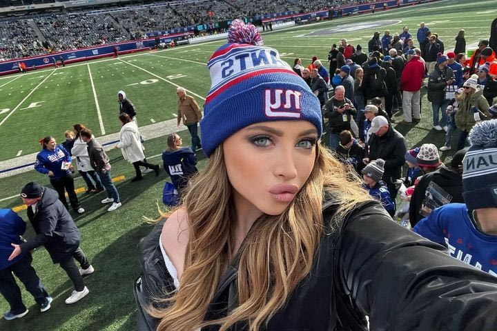 Μοντέλο έμεινε τόπλες σε αγώνα του NFL για να αποσυντονίσει τους αντιπάλους, μετά από υποτιθέμενη παρότρυνση ενός αθλητή