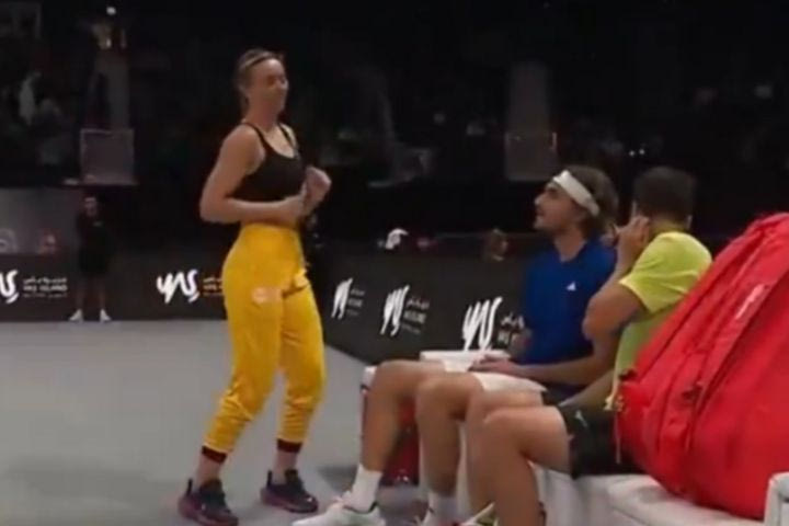 Τσιτσιπάς: Ο λάτιν χορός της Μπαντόσα υπό τους ήχους του “Bailando” μπροστά στον άναυδο Στέφανο