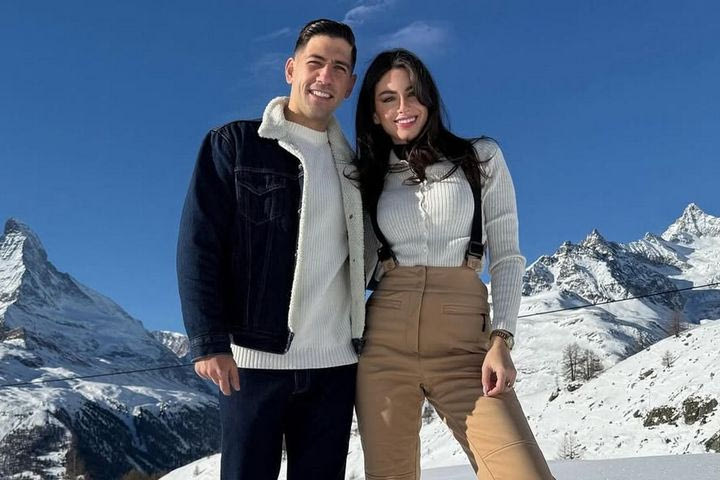 Τα Χρόνια Πολλά του Μπακασέτα με τη συντροφό του από την Ελβετία