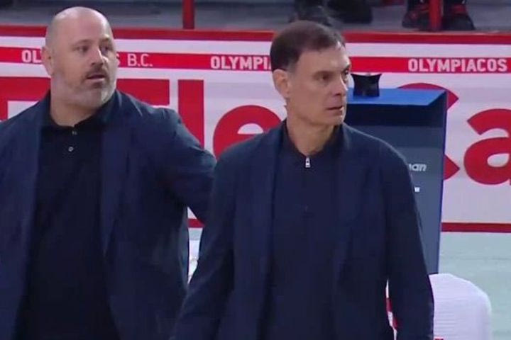 Ολυμπιακός – Περιστέρι: Ο Γιώργος Μπαρτζώκας μπήκε μέσα στο γήπεδο και δέχθηκε τεχνική ποινή