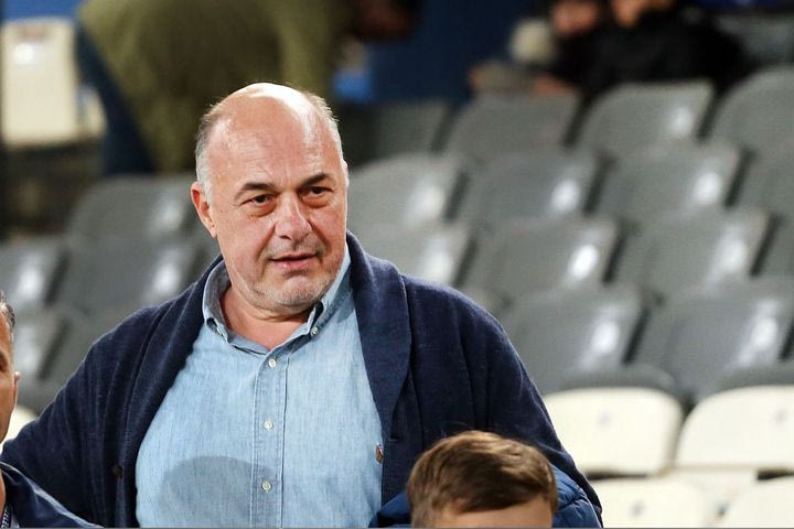 Ο Αχιλλέας Μπέος μοιράζει λεκτικά χαστούκια σε φωταγώγηση δέντρου. Τα σεξιστικά Χριστούγεννα που κανείς δεν ζήτησε