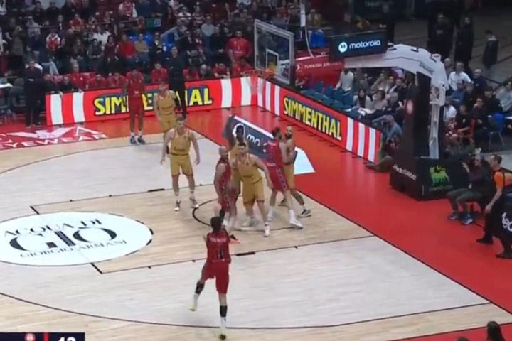Αρμάνι – Ολυμπιακός: Απίθανο buzzer-beater τρίποντο από τον Μπολμάρο, με το ένα πόδι στον αέρα