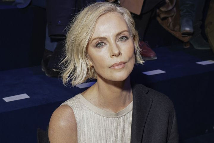 Η Charlize Theron μεταμορφώθηκε σε Michelle Pfeiffer στο “Scarface”. Βρες τις διαφορές