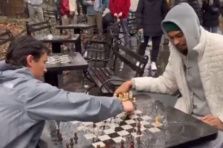 NBA: Ο Γουεμπανιαμά έπαιξε σκάκι με περαστικούς σε πάρκο της βροχερής Νέας Υόρκης