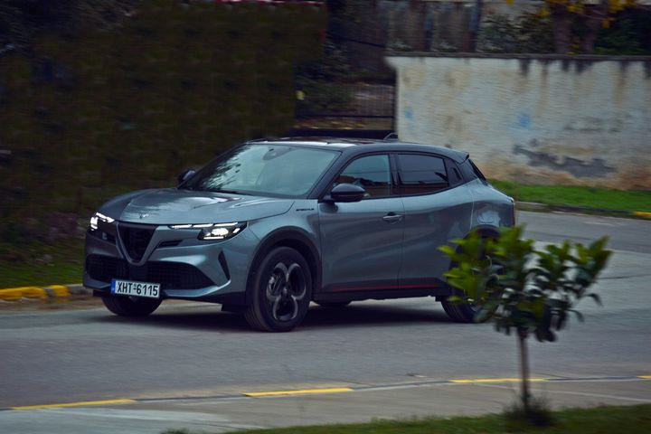 Οδηγήσαμε με τη νέα Alfa Romeo Junior Ibrida με τους 136 ίππους – Το ομορφότερο B-SUV είναι εδώ