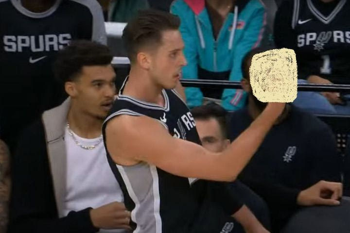 NBA: Ο Ζακ Κόλινς των Σπερς ύψωσε το μεσαίο δάχτυλό του σε διαιτητή όταν αποβλήθηκε με δύο τεχνικές ποινές