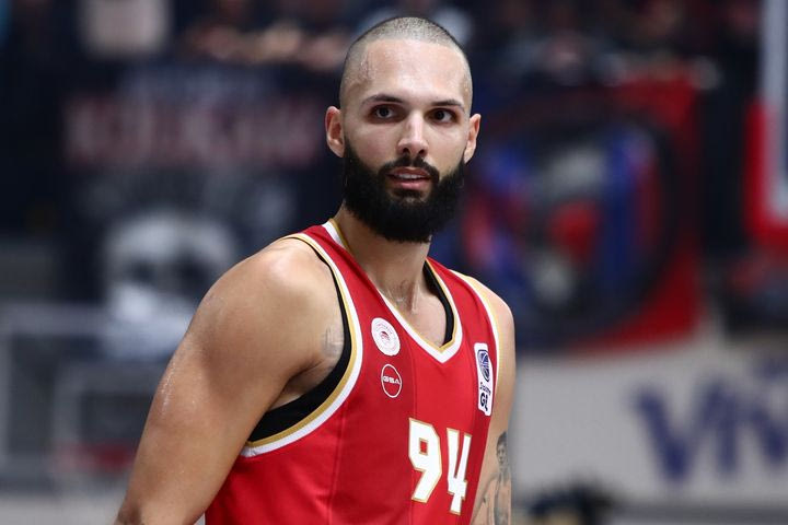 Πανιώνιος – Ολυμπιακός: Εκρηκτικό poster-dunk του Φουρνιέ, που έβαλε και τον Κάναντι στο καλάθι