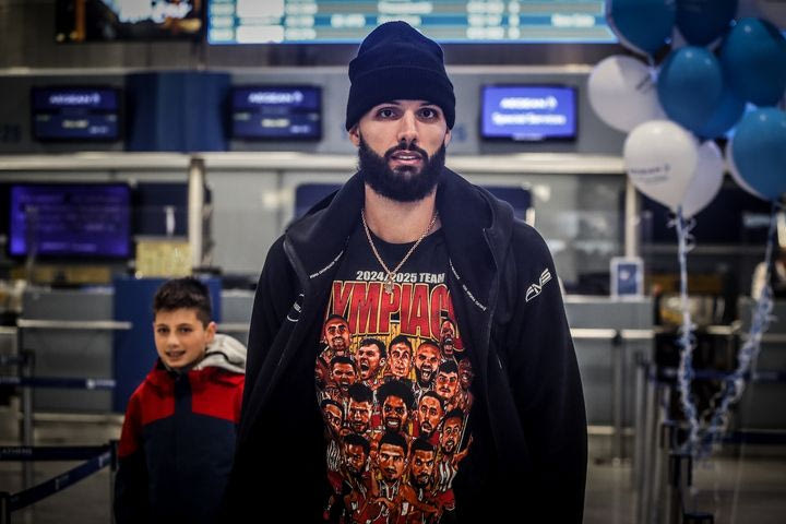 Ολυμπιακός: Ο Φουρνιέ φόρεσε μπλούζα με φιγούρες των παικτών και του Μπαρτζώκα και μαγνήτισε τα βλέμματα στο “Ελ. Βενιζέλος”