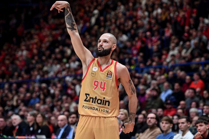 Αρμάνι Μιλάνο – Ολυμπιακός 83-84: Απόδραση με Φουρνιέ – Βεζένκοβ, ιδανικό αντίο στο 2024 για τους Πειραιώτες