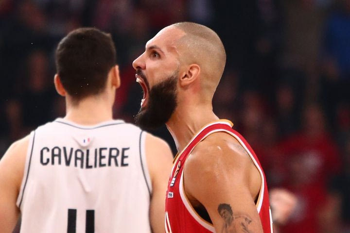 Ολυμπιακός – Παρί: Το 4-point play του Φουρνιέ και ο πανηγυρισμός που ξεσήκωσε το ΣΕΦ