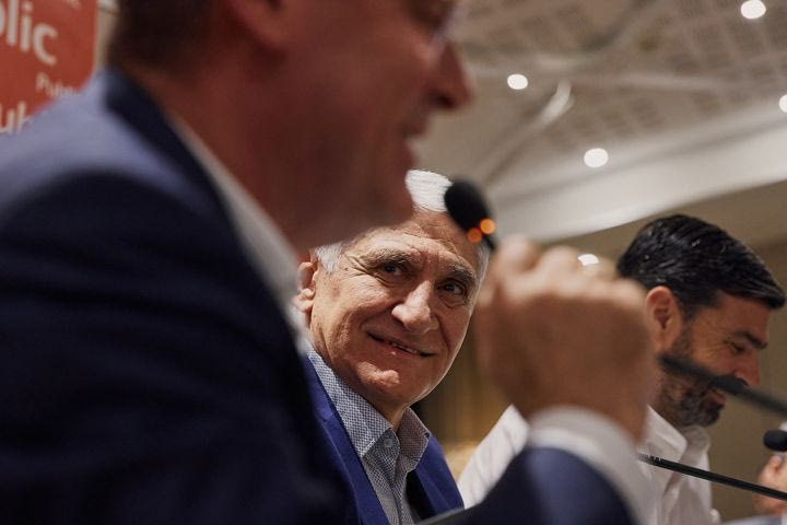 Μια βραδιά γεμάτη συγκίνηση και έμπνευση: Η παρουσίαση του “Τρωτός Άτρωτος” στο Public Café του Συντάγματος