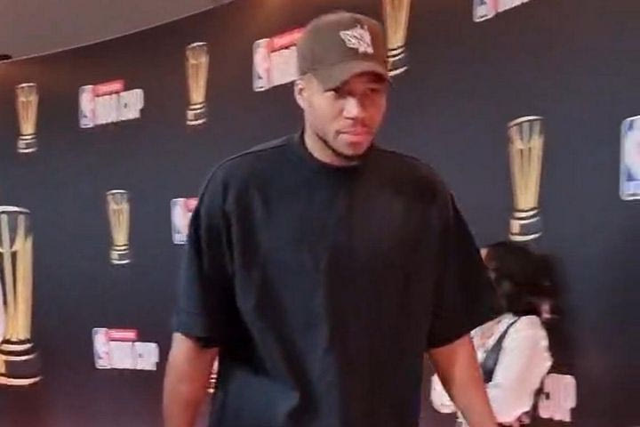 NBA Cup 2024: Η άφιξη του Γιάννη Αντετοκούνμπο στο red carpet για τον τελικό ανάμεσα σε Μπακς και Θάντερ στο Λας Βέγκας