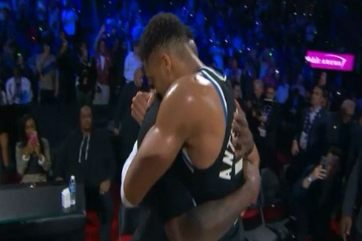 Η αγκαλιά του Γιάννη με τον Θανάση Αντετοκούνμπο μετά την κατάκτηση του τίτλου των Μπακς