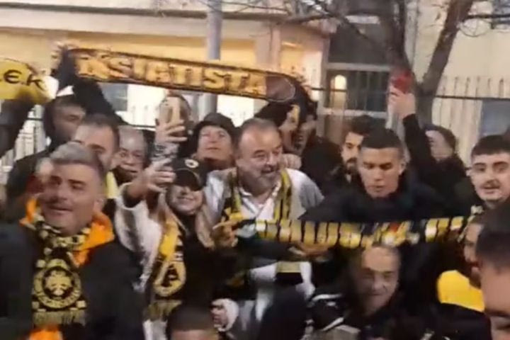 ΑΕΚ: Ο Μάριος Ηλιόπουλος κατέβηκε από το αυτοκίνητο και φωτογραφήθηκε με τον κόσμο μετά τη νίκη επί της Λαμίας