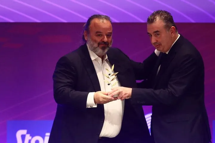 Ο ΠΣΑΤ βράβευσε τον Μάριο Ηλιόπουλο για τη δωρεά στο ερασιτεχνικό ποδόσφαιρο