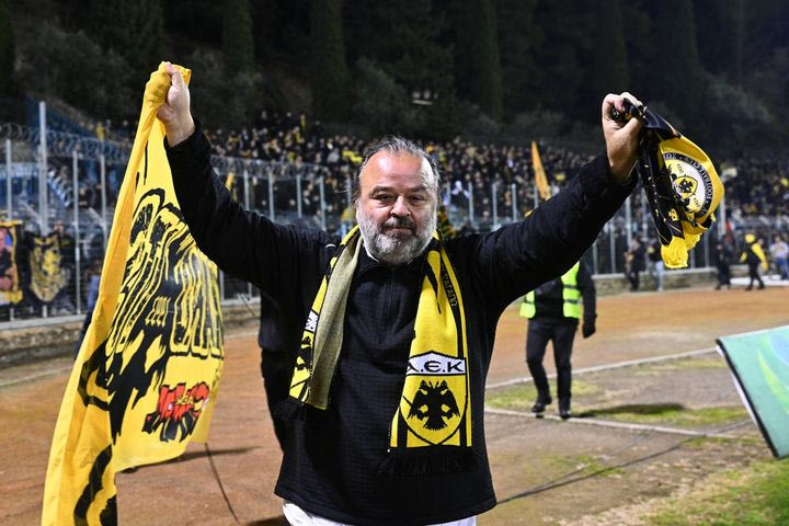 Ο πανηγυρισμός του Ηλιόπουλου με το κιτρινόμαυρο κασκόλ