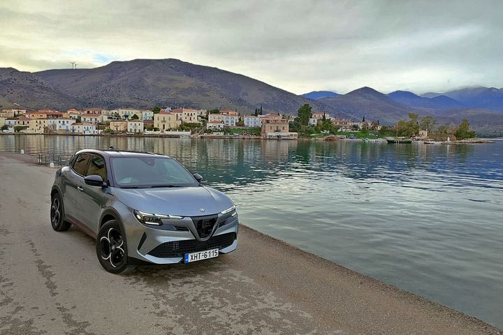 Δοκιμάζουμε τη νέα Alfa Romeo Junior στην έκδοση Ibrida 1,2 με τους 136 ίππους – Προβλέπονται ανακατατάξεις στα SUV