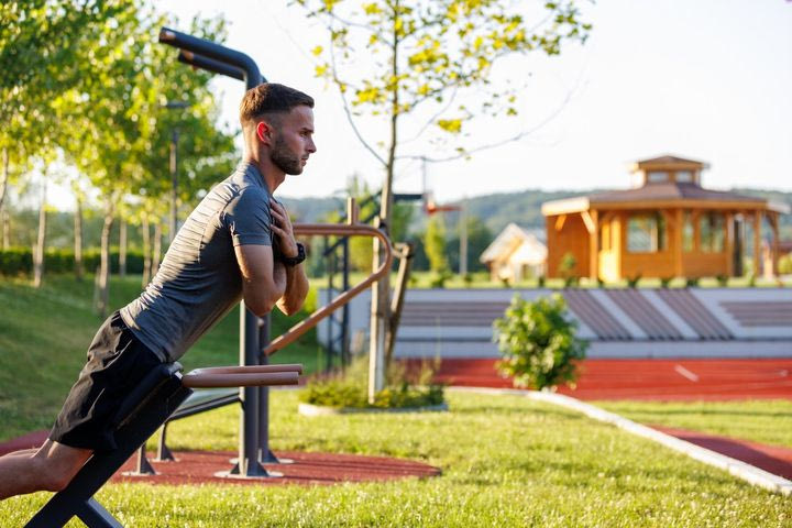 Lower back bench η άσκηση που ενδυναμώνει τη μέση και σταθεροποιεί τον κορμό