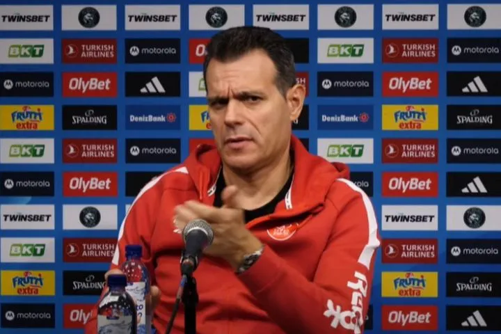 Λιθουανός δημοσιογράφος τρέλανε τον Δημήτρη Ιτούδη: “Πώς αισθάνεστε που εργαστήκατε σε χώρα τρομοκρατών;”