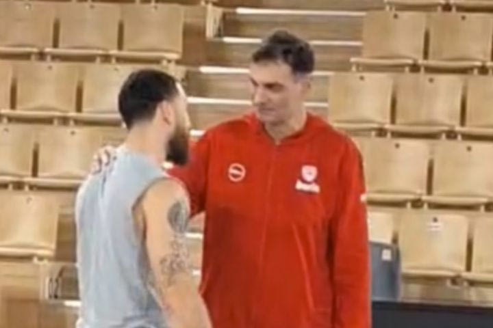 Ολυμπιακός – Μονακό: Η αγκαλιά του Μάικ Τζέιμς με τον Γιώργο Μπαρτζώκα και η ατάκα του για το αποψινό (4/12) ματς