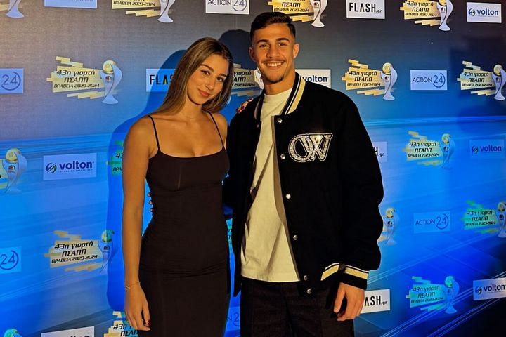 Ο Κωστούλας παρέλαβε το βραβείο του καλύτερου νέου στη Super League 2, έχοντας στο πλευρό του την αγαπημένη του