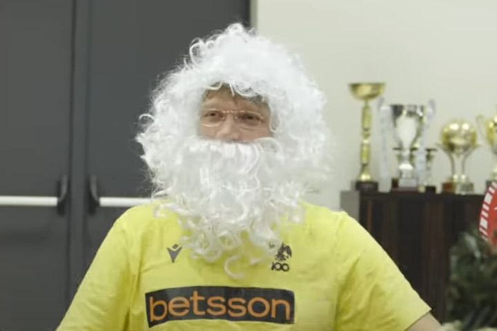 ΑΕΚ Betsson: Ο Κουζμίνσκας ντύθηκε Άγιος Βασίλης σε ένα απολαυστικό κιτρινόμαυρο VIDEO