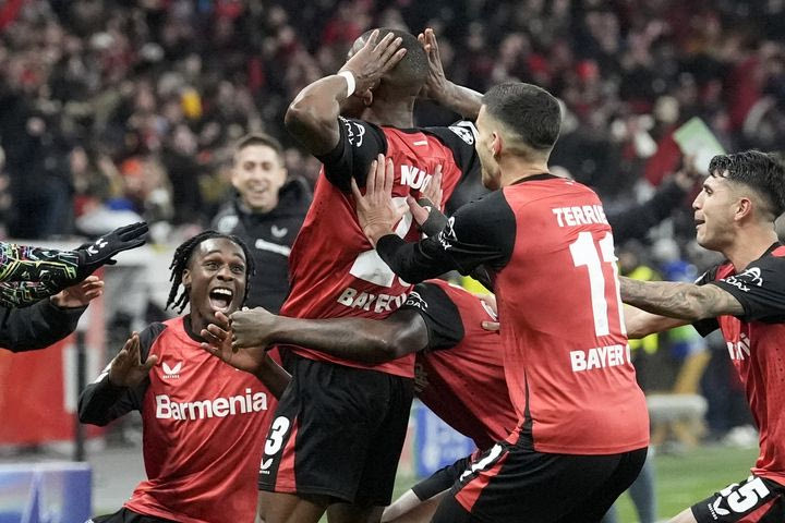 Bundesliga: Πρώτη ήττα για την Μπάγερν, διπλό για τη Λεβερκούζεν στο Άουγκσμπουργκ που μείωσε στους τέσσερις βαθμούς