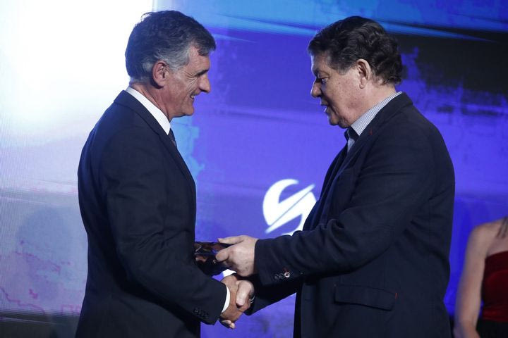 Βραβεία ΠΣΑΠΠ 2024: Ο Ρεχάγκελ βράβευσε τον Μεντιλίμπαρ για την κατάκτηση του Conference League