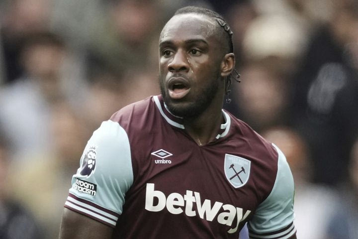 Ο Αντόνιο φόρεσε την προπονητική φόρμα της Μπρέντφορντ και σκοπεύει να αφήσει πίσω του το σοκαριστικό τροχαίο