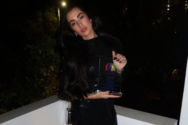 Ολυμπιακός: Η σύντροφος του Ροντινέι τον αποθέωσε για το βραβείο του και φωτογραφήθηκε με αυτό