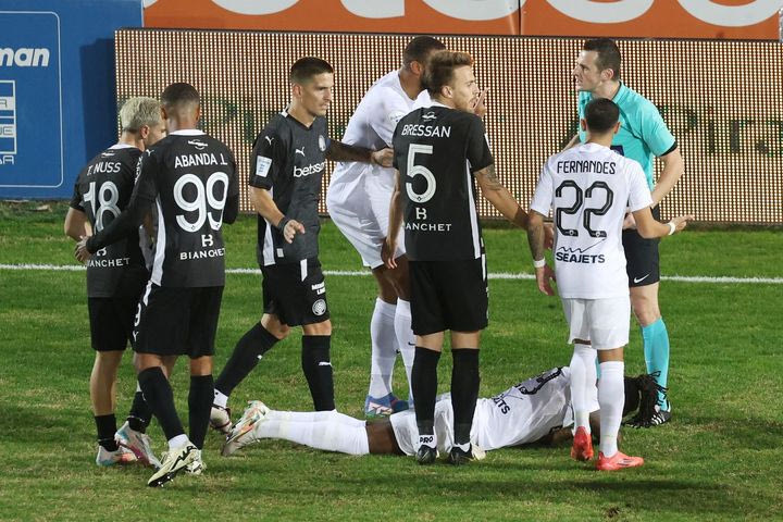 ΟΦΗ – ΑΕΚ: Ο Νους αποβλήθηκε στο 21′ με απευθείας κόκκινη μετά από παρέμβαση του VAR για χτύπημα στον Οντουμπάτζο