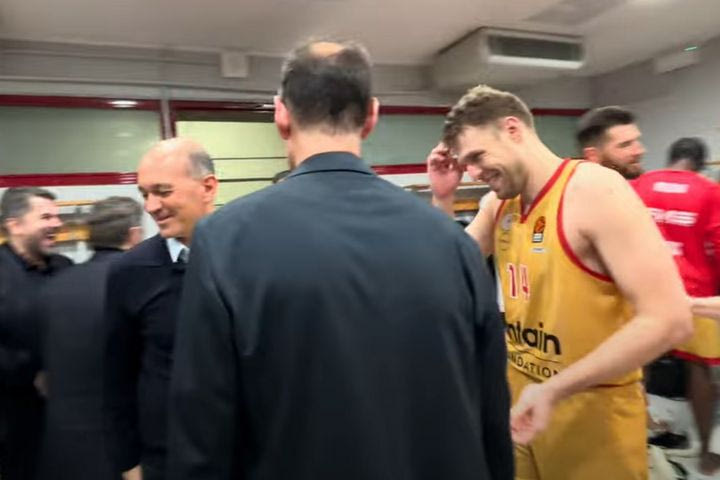 Ολυμπιακός: Η επίσκεψη του Γιώργου Αγγελόπουλου στα αποδυτήρια και η στήριξη του κόσμου στο Μιλάνο