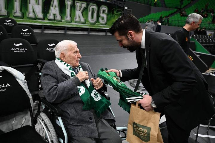 Συγκίνησε ο 97χρονος φίλος του Παναθηναϊκού που βγήκε από τη νοσηλευτική μονάδα για να βρεθεί στο ΟΑΚΑ: “Πήρα την πιο μεγάλη μου χαρά”