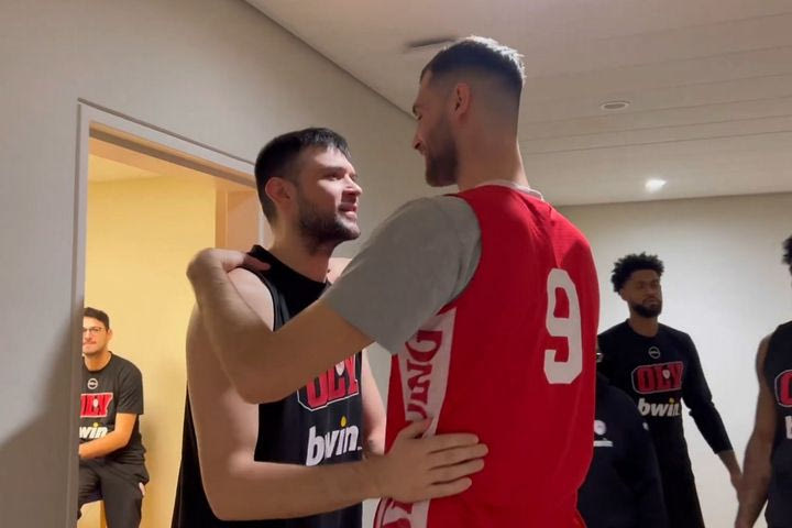 Ολυμπιακός: Τα ελληνικά “πηγαδάκια” των παικτών με Παπαγιάννη, Καλάθη και η λατρεία για τον Πρίντεζη στο αεροδρόμιο