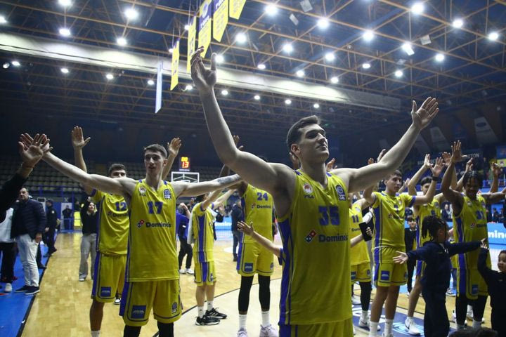 Το Περιστέρι έκανε κάλεσμα στον κόσμο του υπό τους ήχους του τραγουδιού του ΛΕΞ, “Αλήτικη αγάπη”