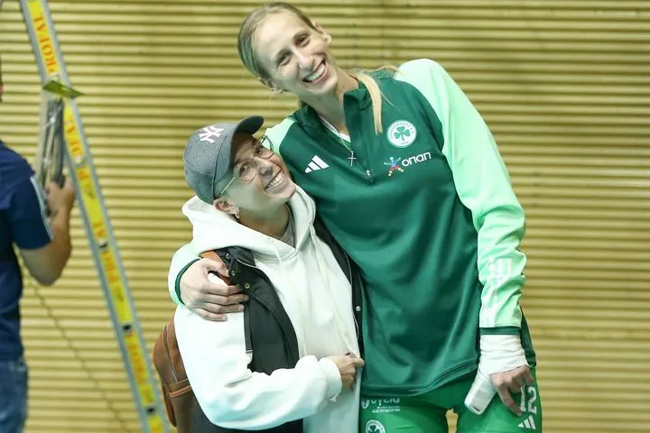 Παναθηναϊκός – Ολυμπιακός: Σείστηκε το κλειστό της Πετρούπολης στη βράβευση της Πέννυς Ρόγκα