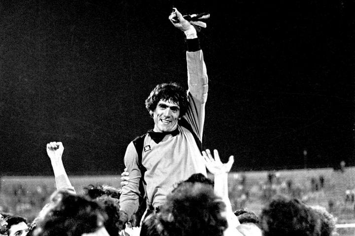 Ο Νίκος Σαργκάνης υπέγραψε και το “Έπος των γουναράδων” στη Νέα Φιλαδέλφεια με την πρώτη κατάκτηση τίτλου από επαρχιακή ομάδα