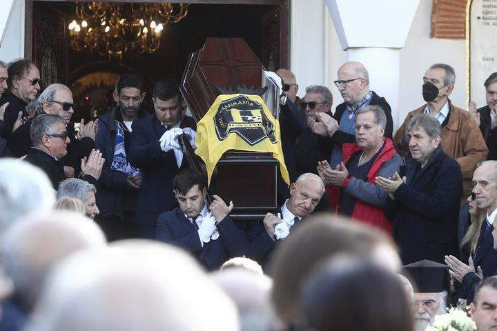 Νίκος Σαργκάνης: Τυλιγμένο με τη σημαία του Ηλυσιακού και γάντια τερματοφύλακα το φέρετρό του