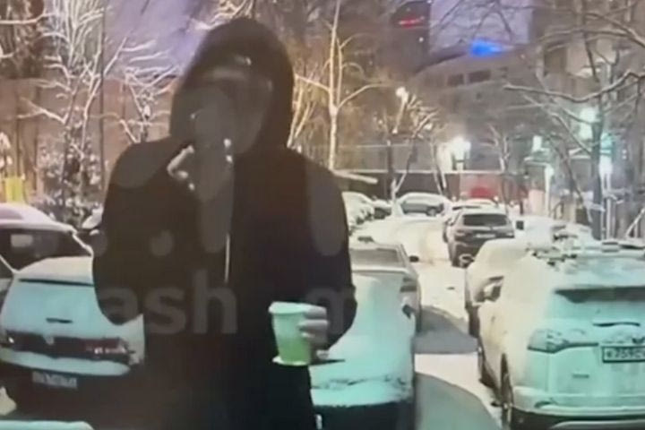 Γιάνις Τίμα: Το VIDEO που τον δείχνει στην είσοδο πολυκατοικίας, λίγες ώρες πριν βρεθεί νεκρός