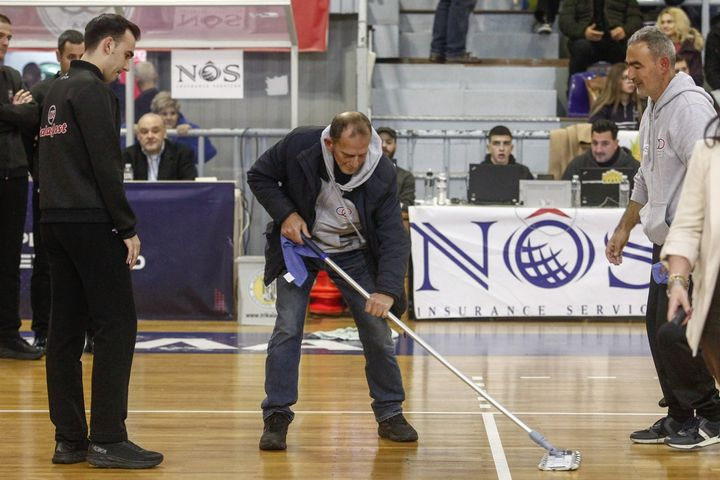Elite League: Καθυστέρησε να ξεκινήσει το δεύτερο μέρος στο Τρίκαλα – Μύκονος γιατί έσταζε η οροφή