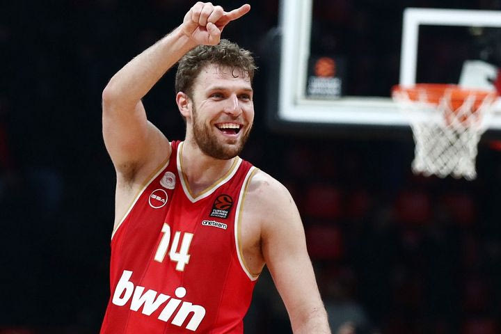 Το φάντασμα έμεινε στο Βελιγράδι, ο Ολυμπιακός δεν θα πάρει βραβείο, αλλά ξαναμπήκε στις ράγες