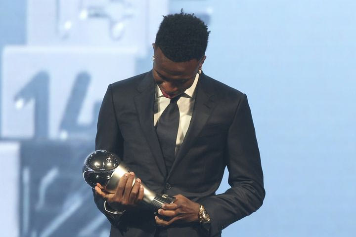 Ρονάλντο για Βινίσιους: “Προσπάθησαν να σε σβήσουν φίλε, ο κορυφαίος παίκτης στον κόσμο είναι μαύρος και Βραζιλιάνος”