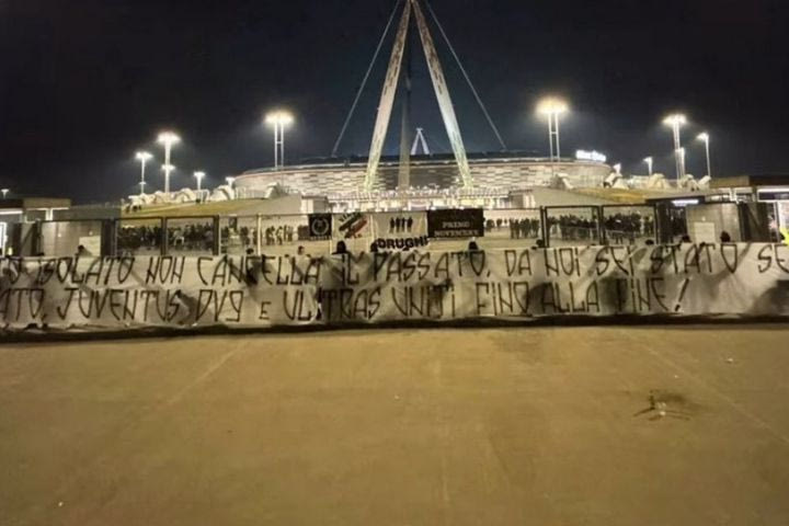 Γιουβέντους: Οι ultras έδωσαν τέλος στον “πόλεμο” με τον Βλάχοβιτς με ένα πανό
